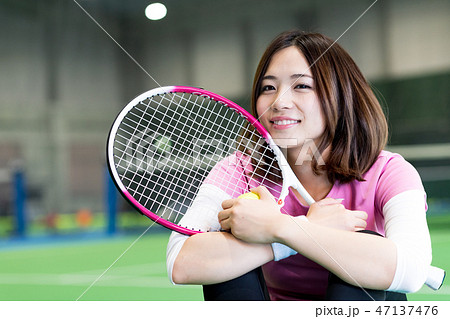 女の子 スポーツ テニス かわいいの写真素材