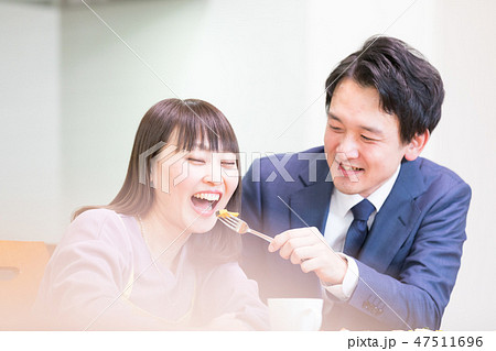 ライフスタイル 人物 あーん カップルの写真素材