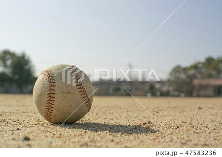 野球 グラウンド 土 ボールの写真素材