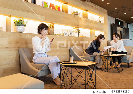 人物 女性 カフェ 座るの写真素材