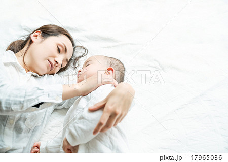 安らか 女の子 寝顔の写真素材
