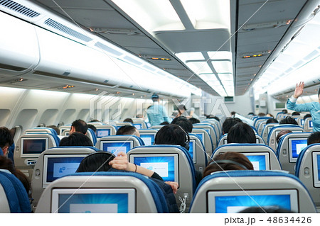 機内 白バック 飛行機 座席の写真素材