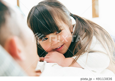 寝そべる 女の子の写真素材
