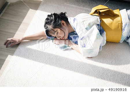 人物 女性 浴衣 昼寝 夏の写真素材