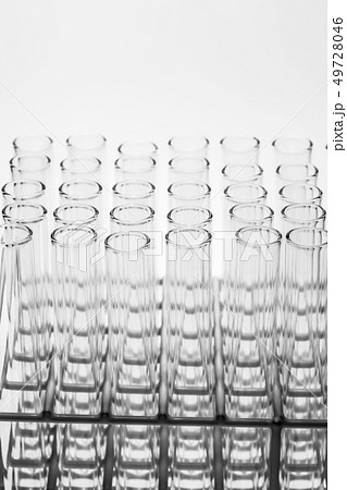 試験管 モノクロ 白黒 実験の写真素材