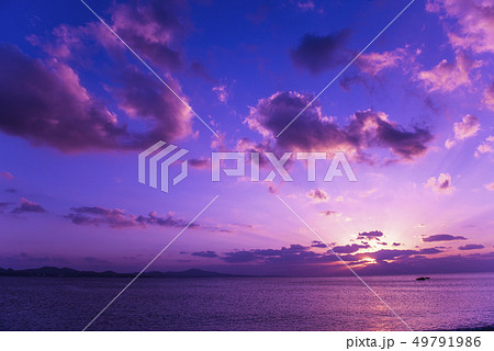 風景 海 朝焼け 夜明けの写真素材