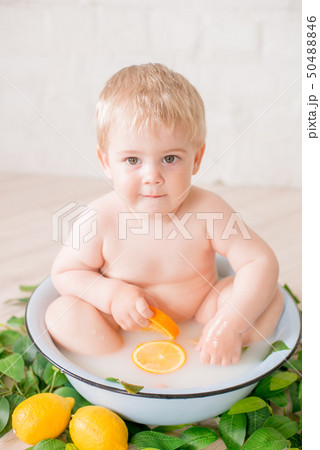 幼児 赤ちゃん 子供 果物の写真素材