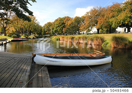 船を漕ぐの写真素材