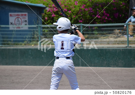 野球 バッター 後ろ姿 ユニフォームの写真素材