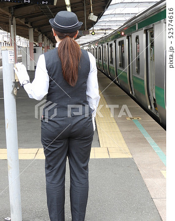 Jr東日本 鉄道 車掌 女性の写真素材