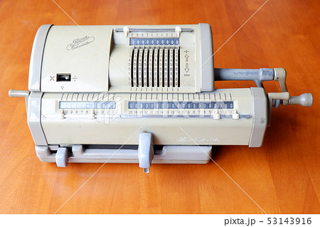 タイガー計算機 手回し計算機 計算機 機械式計算機レトロの写真素材