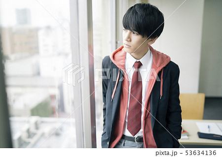 男性 高校生 男子 パーカーの写真素材 男性 高校生 男子 パーカーの写真素材