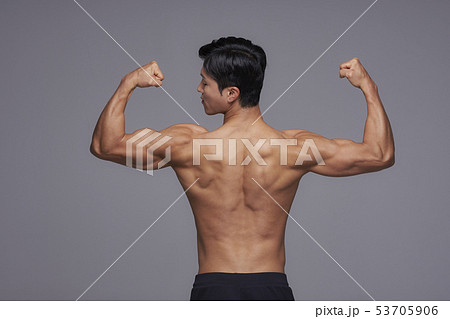 男性 アジア人 マッチョ 背中の写真素材
