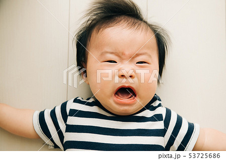 男の子 赤ちゃん 泣く 泣き顔 かわいいの写真素材