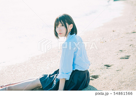 女性 ミニスカート 笑顔 座る 女の子 日本人 かわいい 学生の写真素材