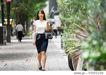 ビジネスウーマン 歩く 女性 通勤の写真素材