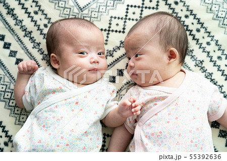 かわいい 女の子 双子 赤ちゃんの写真素材 Pixta