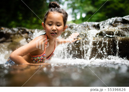 川遊び　小学生　盗撮 少女 川遊び 子供 水 水遊びの写真素材 - PIXTA