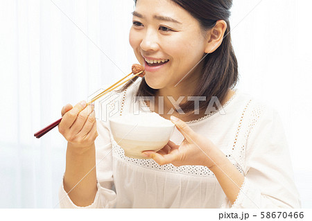 食事 食べる 横顔 お箸の写真素材