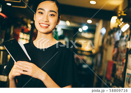 居酒屋 女性 店員 スタッフの写真素材