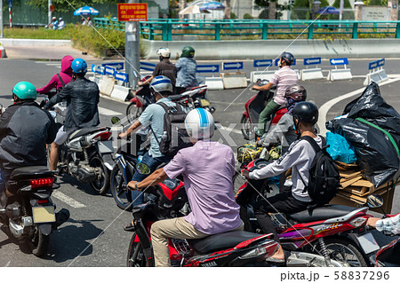 二人乗り バイク 道路の写真素材