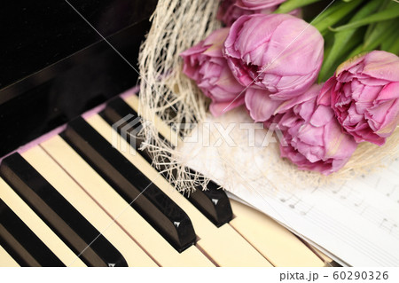 ピアノ 花の写真素材
