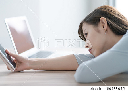 スマホ持つの写真素材