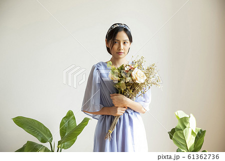 女性 花束 抱える 花の写真素材 Pixta