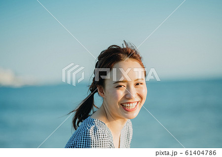 女性 海 笑顔の写真素材 - PIXTA