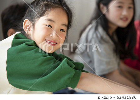 小学生 笑顔の写真素材
