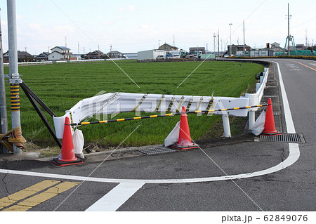 事故 交通事故 ガードレール 自動車の写真素材