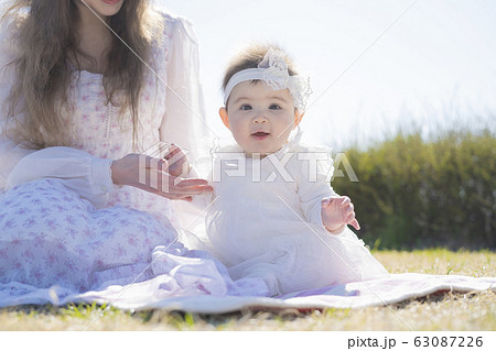 赤ちゃん 新生児 外国人 かわいい 幼児の写真素材
