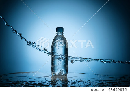 液体 飲料水 滴る こぼすの写真素材