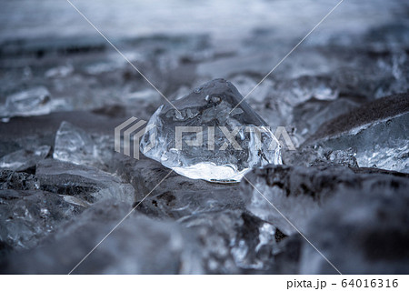 宝石 背景 青 水色 ダイヤモンドの写真素材