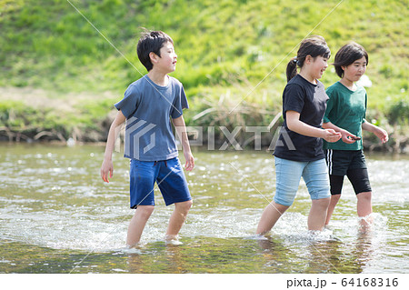 少女 川遊び 子供 水 水遊びの写真素材