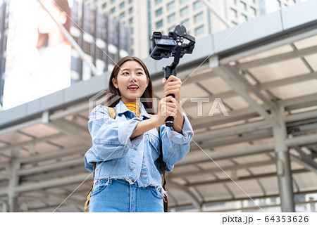 素人風 可愛い 笑顔 女の子の写真素材