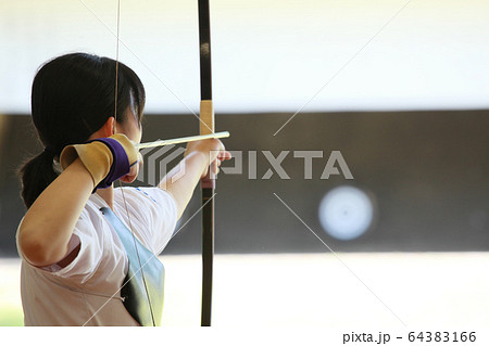 人物 女性 弓道 弓 射的 矢 女子の写真素材 - PIXTA