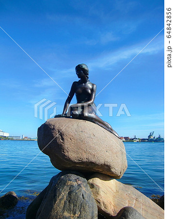 デンマーク 人魚姫 コペンハーゲン ブロンズ像の写真素材