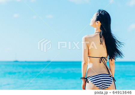 ビキニ 人物 女性 水着の写真素材