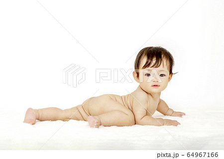 赤ちゃん 裸 全裸 這うの写真素材