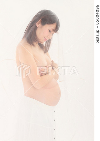 臨月　裸 マタニティヌード 臨月 マタニティ 女性の写真素材 - PIXTA