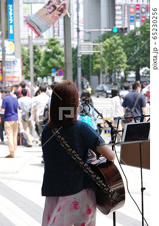 女性 ギター 後姿 若いの写真素材