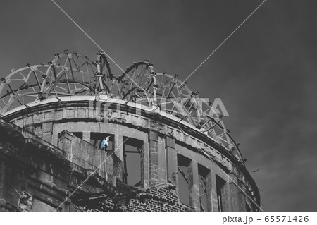 原爆ドーム 広島 平和 モノクロの写真素材