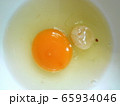 卵の中に白い塊 異物の写真素材