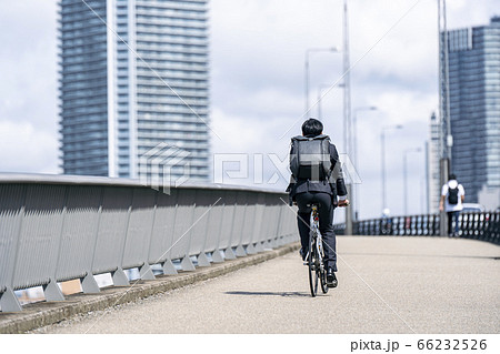 クロスバイク 後ろ姿 男性 自転車の写真素材