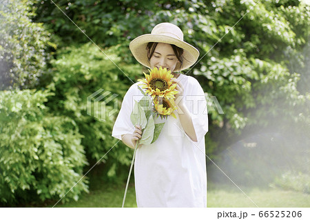 ひまわり 麦わら帽子 帽子 夏の写真素材