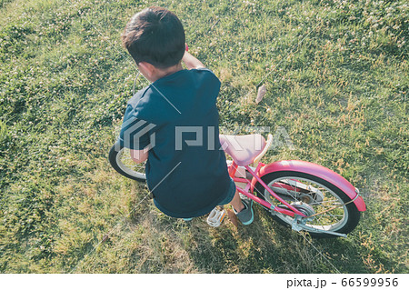 自転車 小学生 低学年 乗るの写真素材
