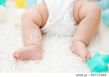 赤ちゃん おしり かわいい 子供の写真素材