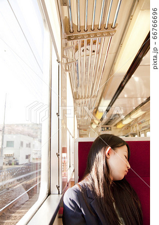 居眠り 疲れ 電車 女性の写真素材