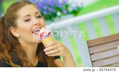 人物 女性 アイス 食べるの写真素材